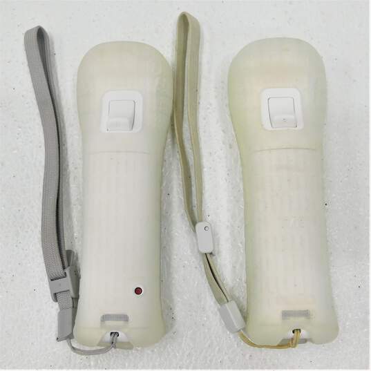 Nintendo Wii With 2 Controllers and 2 Nunchucks image number 6