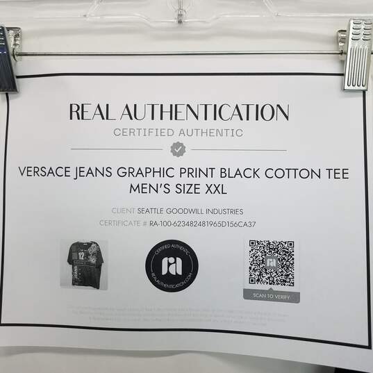 AUTHENTICATED Versace Jeans Graphic Print Black Cotton Tee Mens Size XXL image number 6