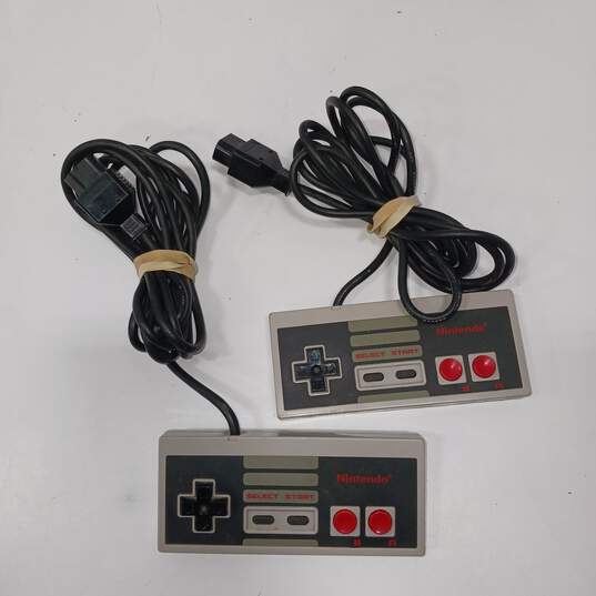 Nintendo Entertainment System NES Console With 2 Controllers image number 2