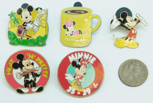 Disney Minnie & Mickey Collectible Pins image number 5