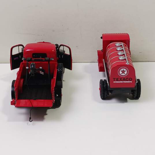 Pair of Ertl Collectibles Texaco Die Cast Replica Cars image number 3