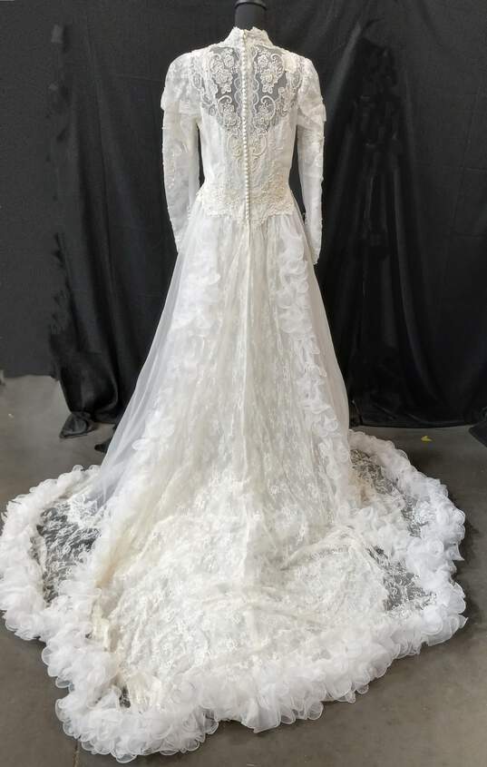 Vintage Unbranded Women's White Lace Beaded Wedding Dress image number 11