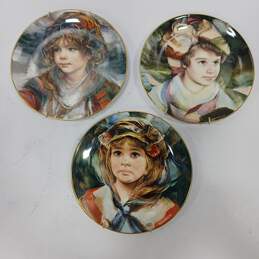 Set of 3 Assorted Vintage Royal Doulton Collectors Plates IOB alternative image