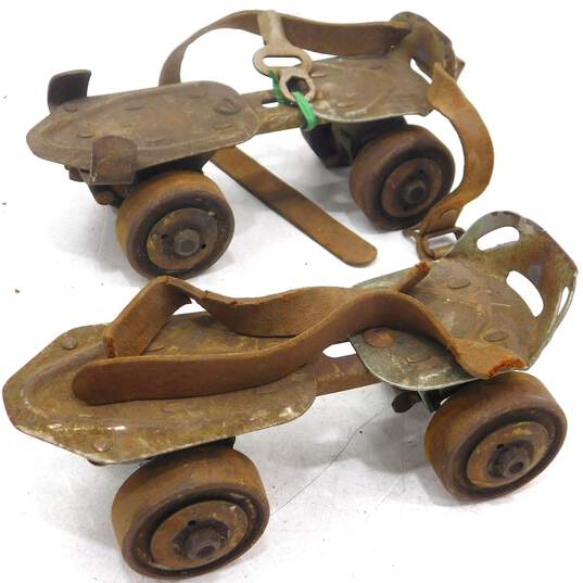 Vintage  Lot of 3 Pair Metal Roller Skates Adjustable  W/ Skate Key image number 5