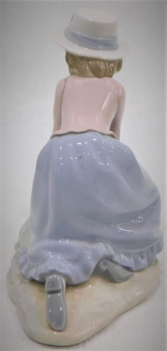 Vintage Lladro Nao Girl Kneeling W/ Dove Figurine image number 3