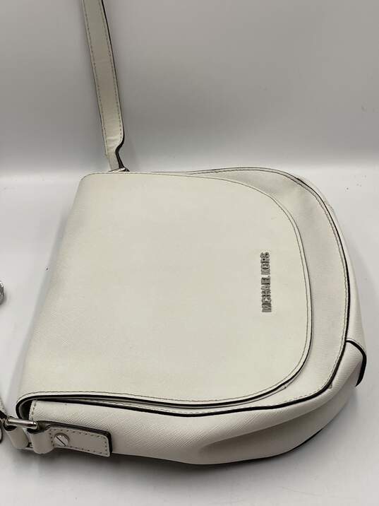 Womens White Leather Inner Pockets Shoulder Strap Charm Crossbody Bag image number 2