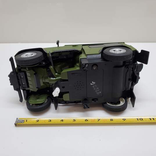 Rastar RC Green Land Rover Defender Car Transformer 1/14 scale For Parts image number 6