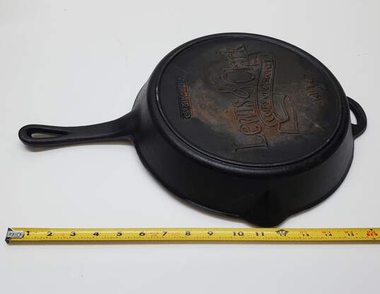 Camp Chef Lewis & Clark Pre Seasoned 12in Cast Iron Skillet Pan image number 3
