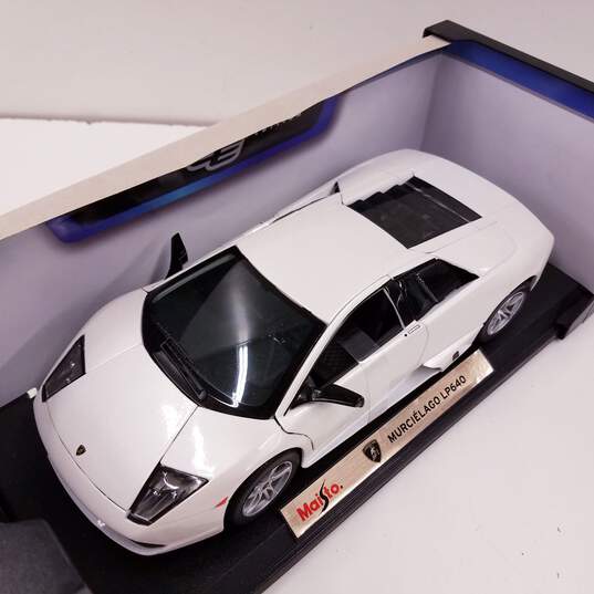Maisto Special Edition 1:18 Scale Murcielago LP640 Lamborghini-White image number 10