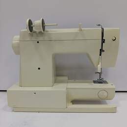 Singer Sewing Machine 5528 alternative image