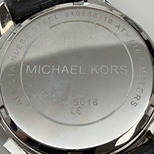 Designer Michael Kors MK5016 Silver-Tone Leather Band Analog Wristwatch image number 4