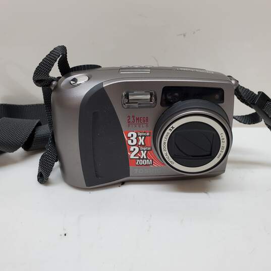 Toshiba PDR M65 3.3 MP Digital Camera Silver image number 2