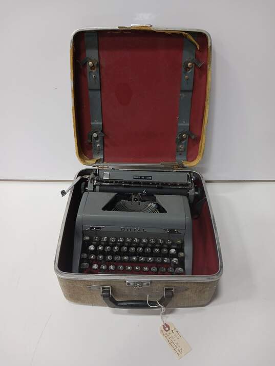 Vintage Royal Quiet De Luxe Typewriter in Case image number 1