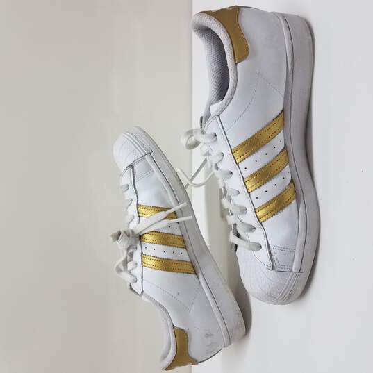Buy the Adidas White-Gold Size 9 1/2 | GoodwillFinds