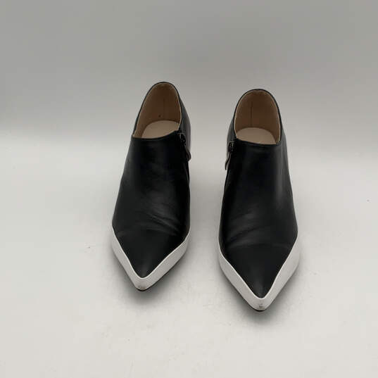 Womens Black White Leather Pointed Toe Side Zip Block Pump Heels Size 9 image number 2