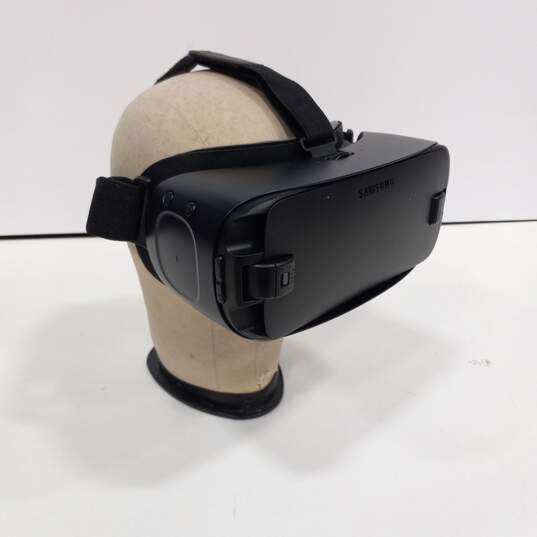 Samsung Gear VR Oculus Headset Only Model SM-R323 image number 1