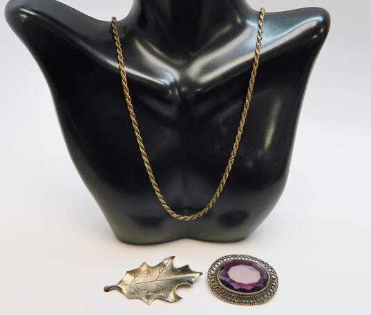 Vintage Nye & Artisan 925 Twisted Rope Chain Necklace & Faceted Purple Glass Looped Oval & Etched Leaf Brooches 36g image number 1