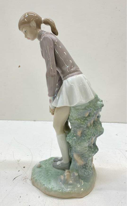 Lladro Porcelain Female Golfer 11 inch Tall Ceramic Figurine image number 3