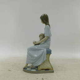 Lladro 5457 Bedtime Story Figurine Mother Reading to Daughter alternative image