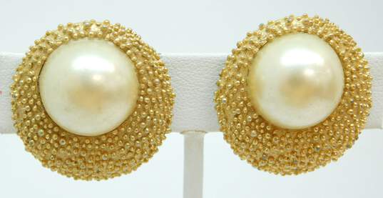 Vintage Crown Trifari Faux Pearl Textured Gold Tone Clip On Earrings 32.1g image number 3