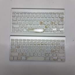 Lot of 2 Apple Wireless Magic Keyboards White & Silver A1314 & A1255 alternative image