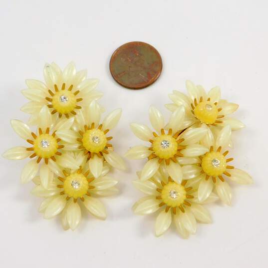 Vintage Coro Yellow & Rhinestone Flower Clip-On Earrings 10.4g image number 6