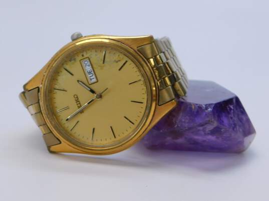 Buy the VNTG Seiko 7N43-9048 Goldtone Day/Date Analog Watch | GoodwillFinds