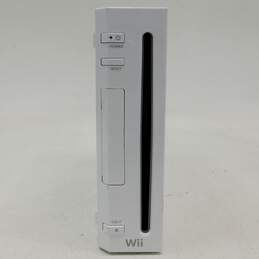 Nintendo Wii w/ 2 Games and 2 Controllers alternative image