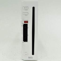 Nintendo Wii With 1 Controller, 1 Nunchuck and 2 Games alternative image