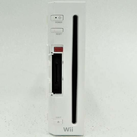 Nintendo Wii With 1 Controller, 1 Nunchuck and 2 Games image number 2