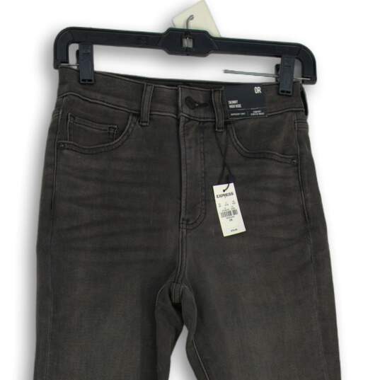 NWT Womens Gray Denim Medium Wash 5-Pocket Design Skinny Leg Jeans Size 0R image number 3