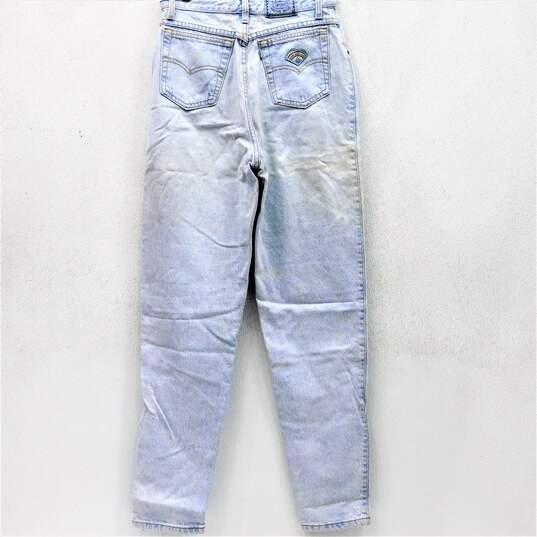 Vintage Native Blue Levi's Jeans Size Women's 11 High Rise Light Wash Mom Jeans image number 2