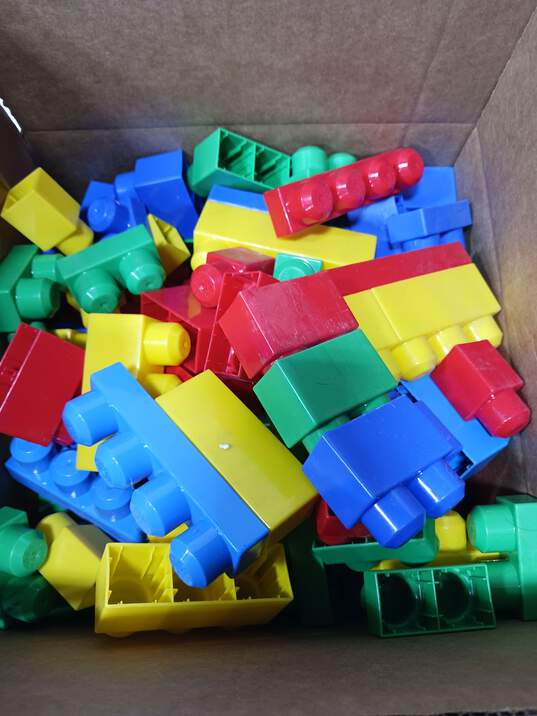 Lot of 4.5lbs of Assorted Building Blocks image number 4