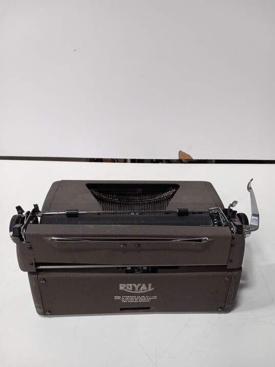 Royal Quiet De Luxe Typewriter For Parts/Repair image number 4