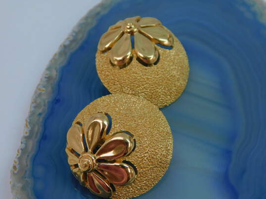 Vintage Crown Trifari Gold Tone Textured Clip-On Earrings 22.2g image number 3