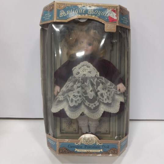 Bundle of 2 Assorted Vintage Porcelain Dolls image number 3
