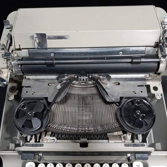 Vintage Royal 440 Mechanical Typewriter image number 3