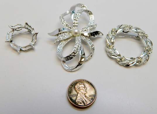 Vintage Gerry's Silver Tone Faux Pearl & Rhinestone Wreath & Bow Brooches 34.1g image number 5