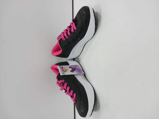 Fashion Women's Black & Pink Tennis Shoes Size 6.5 image number 2