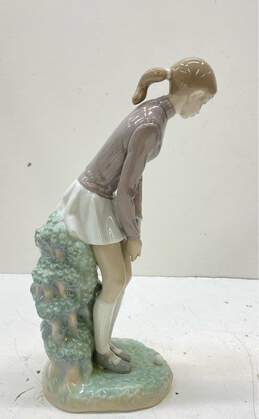 Lladro Porcelain Female Golfer 11 inch Tall Ceramic Figurine alternative image