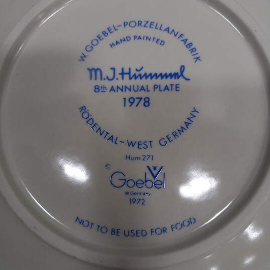 Set of 4 M.J. Hummel Plates image number 4