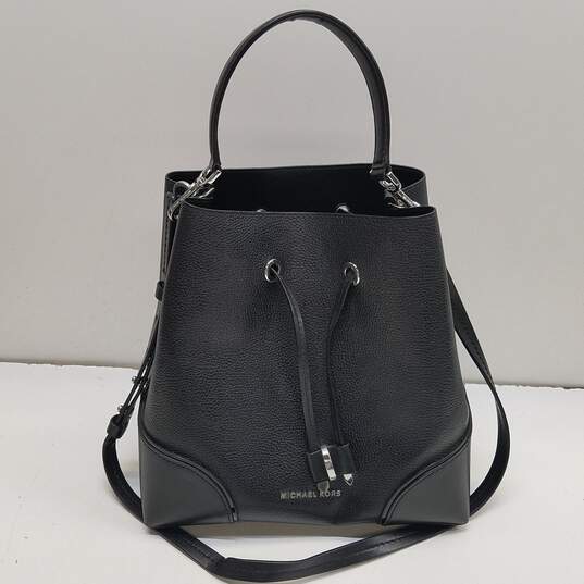 Michael Kors Leather Mercer Bucket Bag Black image number 2