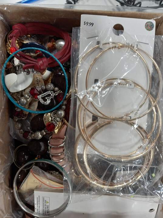7.8lb Bundle of Mixed Variety Costume Jewelry image number 1