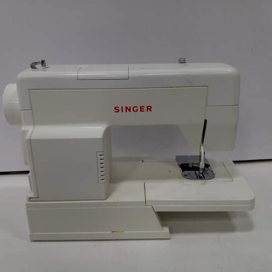 Singer M3220 Sewing Machine image number 3