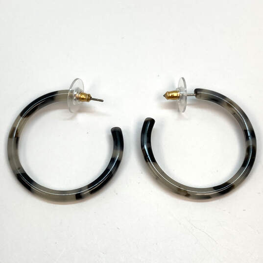 Designer J. Crew Black Gray Tortoise Acrylic Resin Round Hoop Earrings image number 3
