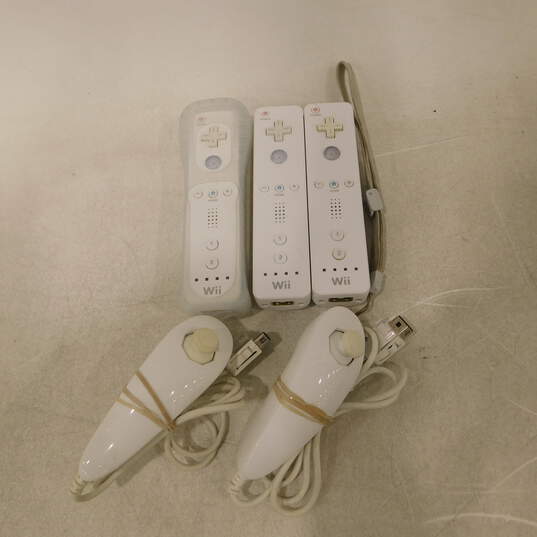 Nintendo Wii  w/4Games and 4 Controllers image number 6