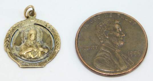 Vintage 12K Yellow Gold Jesus Sacred Heart Religious Medallion Pendant Charm 1.1g image number 7