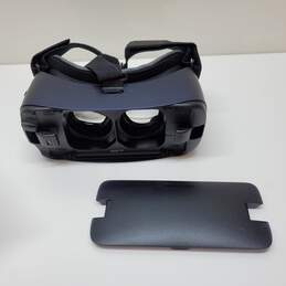 Oculus Samsung Gear VR Model SM-R323 -For Parts or Reapir alternative image