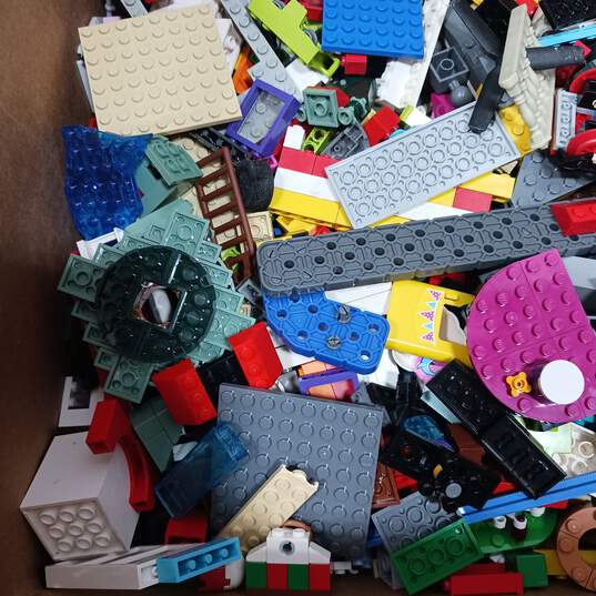8.9lb Lot of Assorted Lego Building Blocks and Pieces image number 4