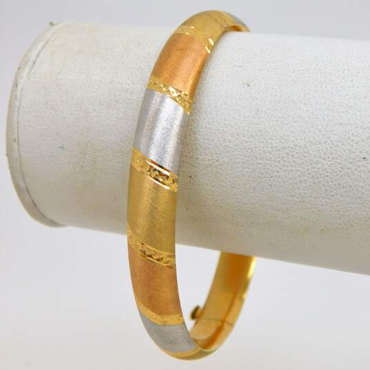 14K Tri Color Gold Brushed & Diamond Cut Diagonal Etched Hinged Bangle Bracelet 10.0g image number 2